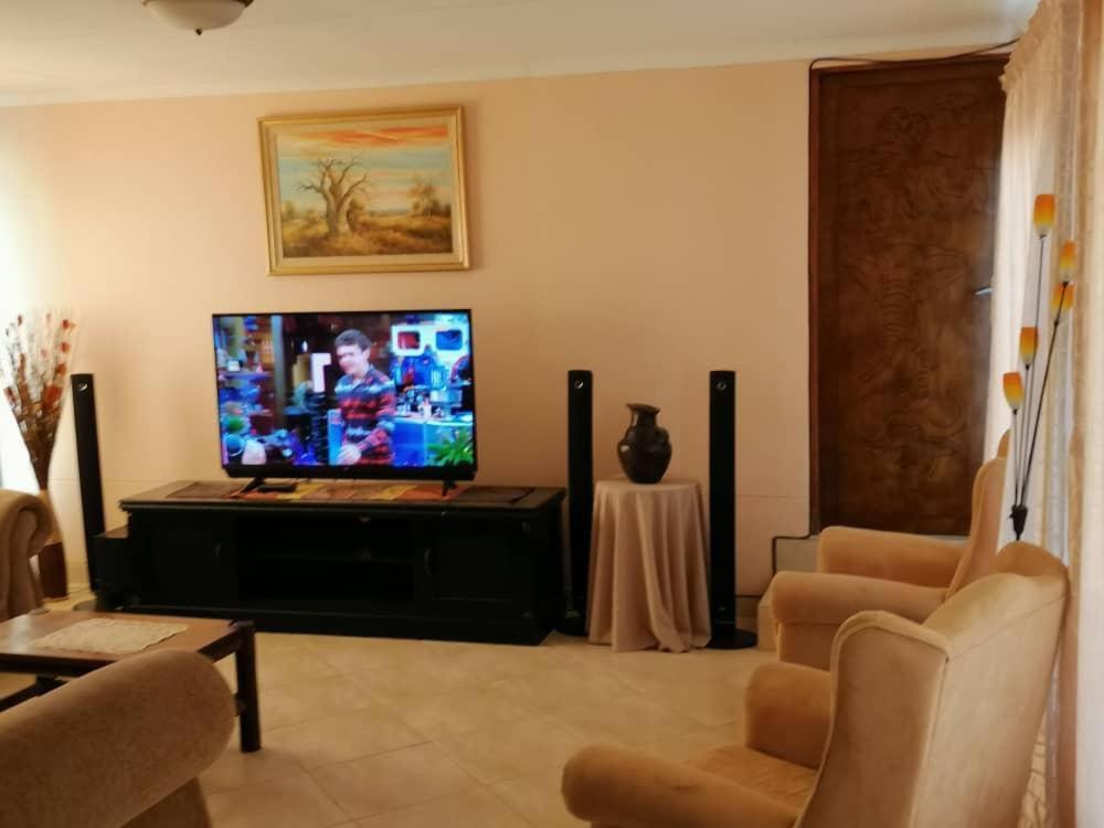 Jjp Self Catering - Three Bedroom House Lüderitz Exteriör bild