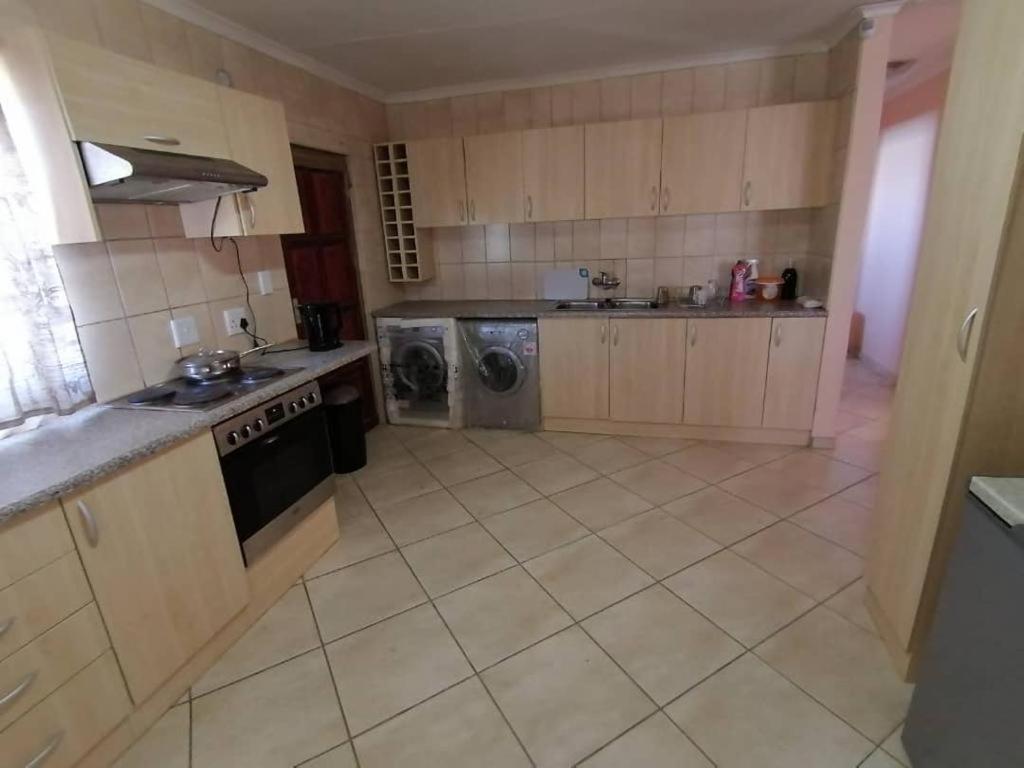 Jjp Self Catering - Three Bedroom House Lüderitz Exteriör bild