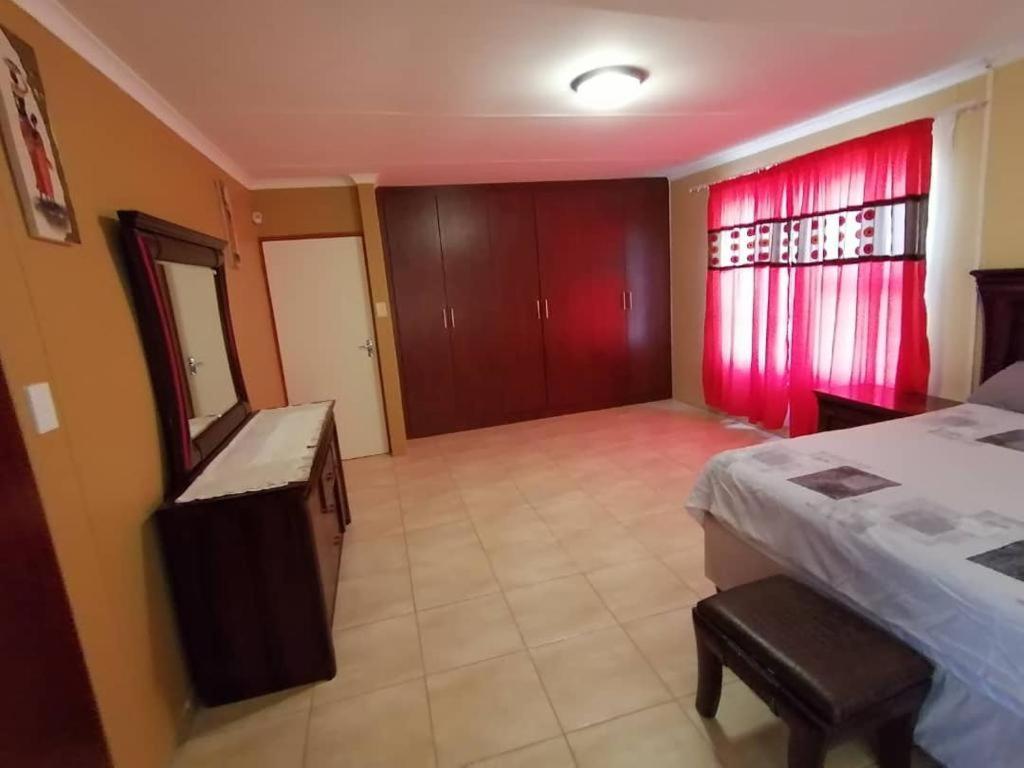 Jjp Self Catering - Three Bedroom House Lüderitz Exteriör bild
