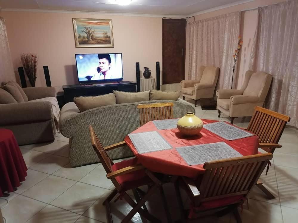 Jjp Self Catering - Three Bedroom House Lüderitz Exteriör bild